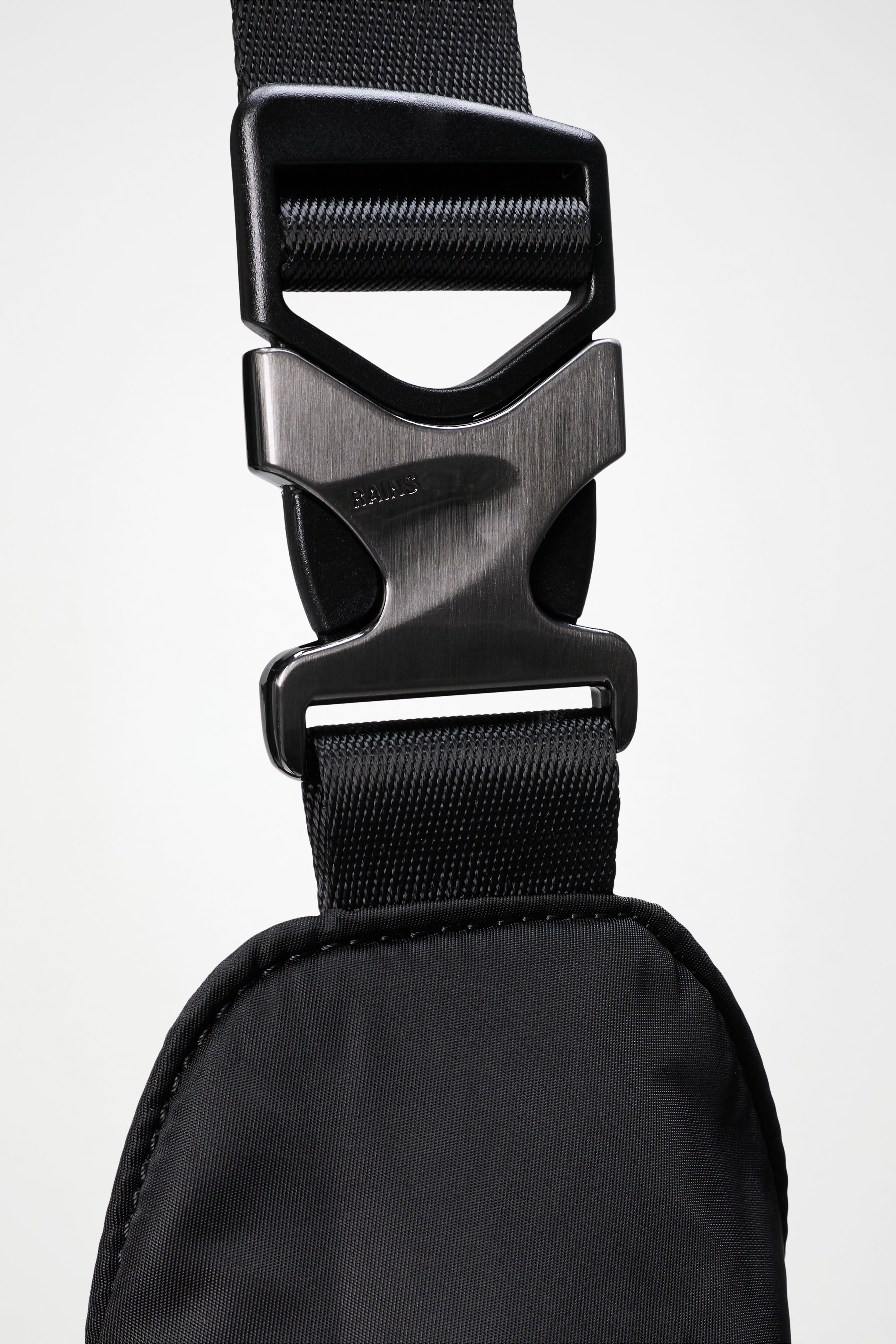 RAINS Delphi Shoulder Bag Large Black 28L H45 x D14 x W32 cm Shoulder Bag