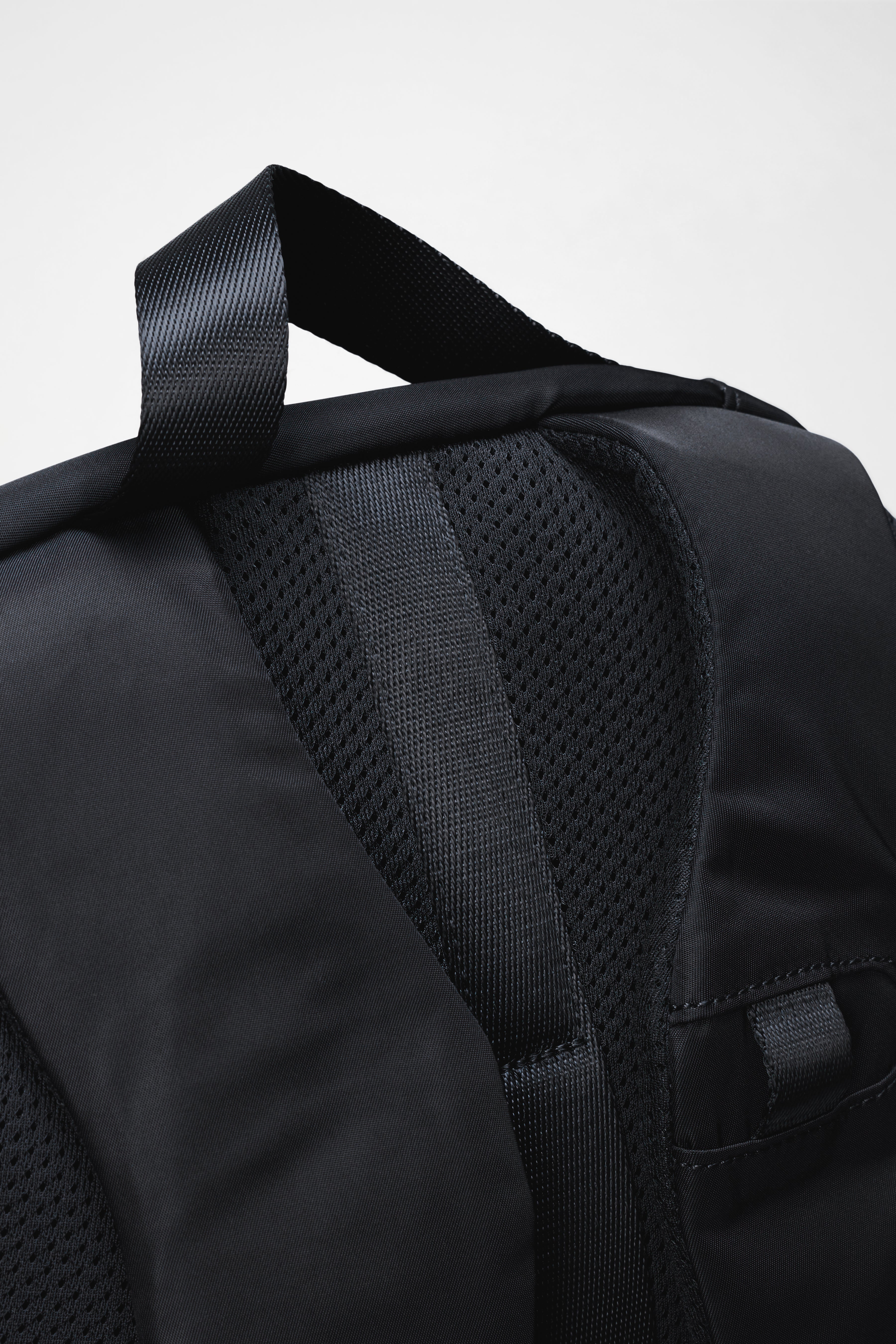 RAINS Delphi Backpack Black 30L H28.50 x D14 x W47.50 cm Backpack