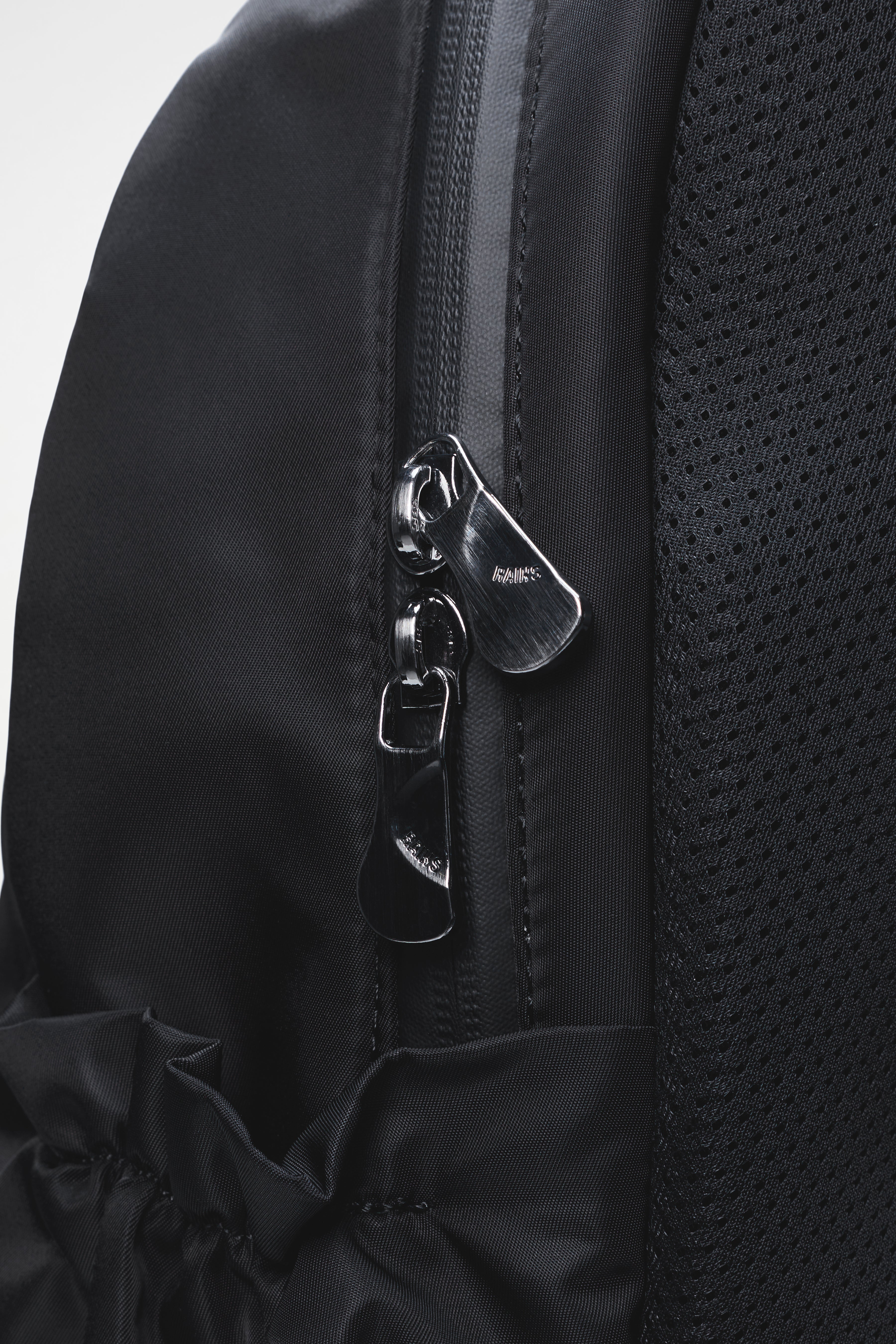RAINS Delphi Backpack Black 30L H28.50 x D14 x W47.50 cm Backpack