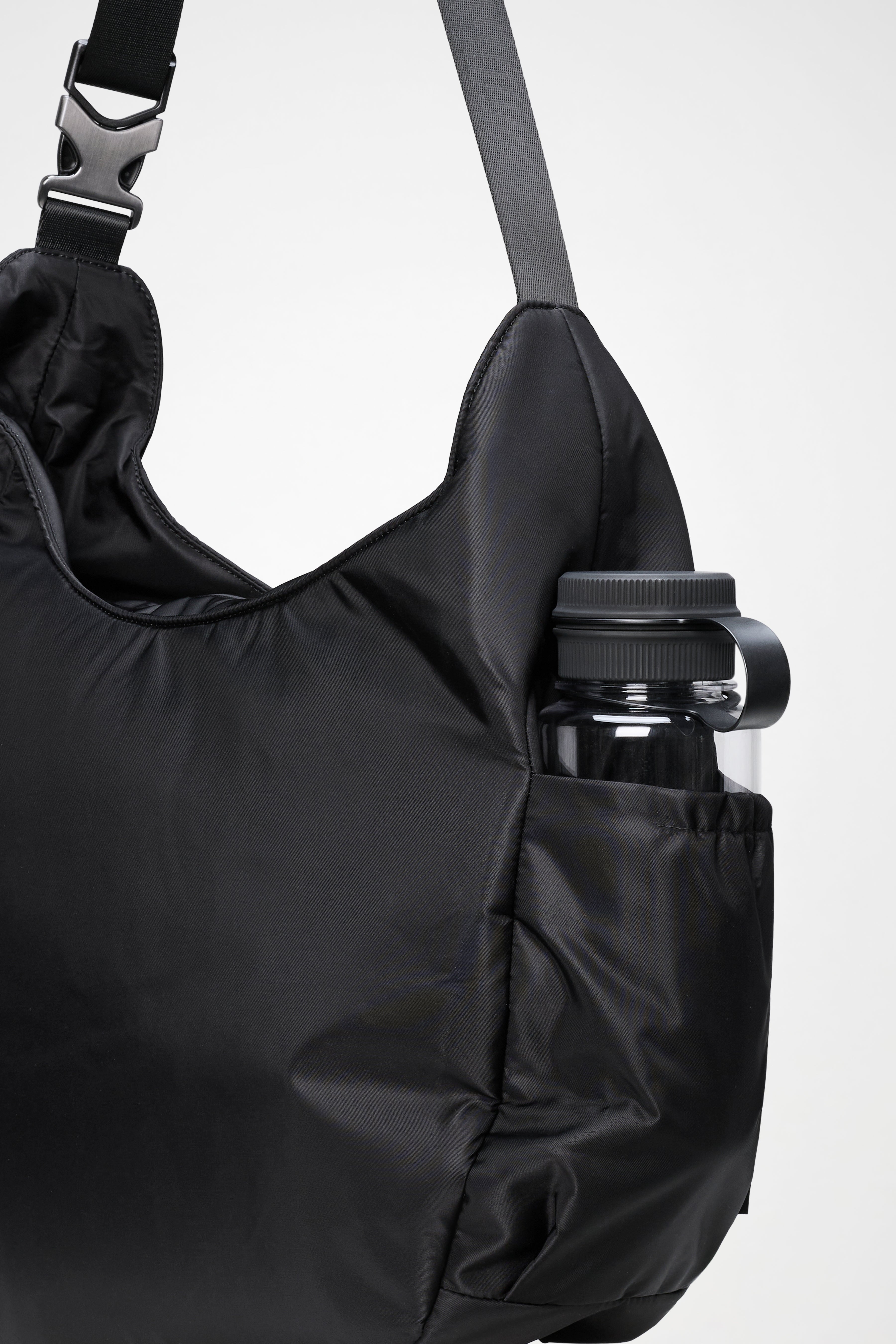 RAINS Delphi Shoulder Bag Large Black 28L H45 x D14 x W32 cm Shoulder Bag